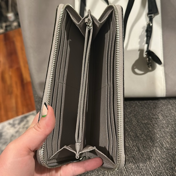 Michael Kors Jet Set Large Shoulder Tote - Picture 8 of 10